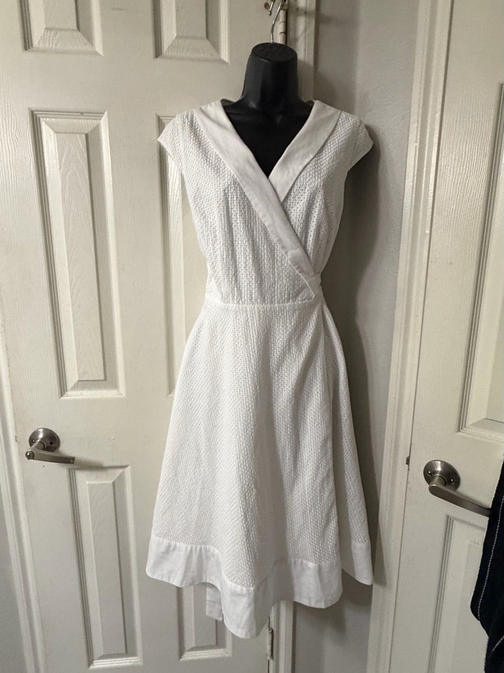 Ann Taylor Vintage white cotton-blend seersucker wrap dress. Size 6